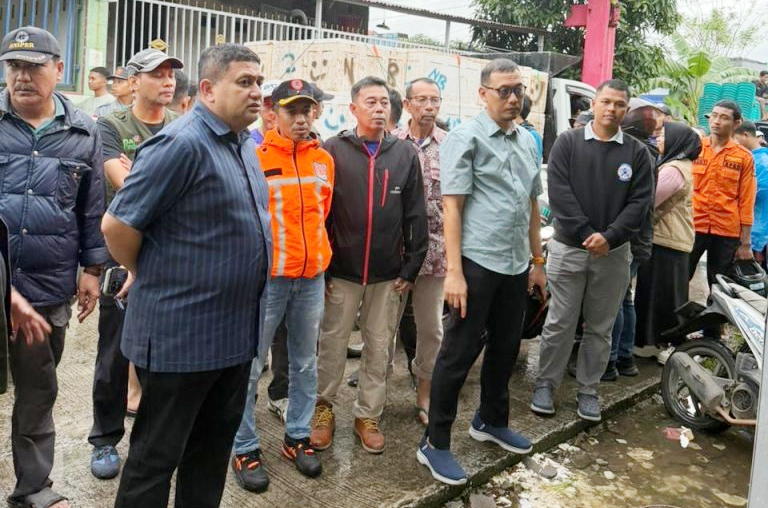 Munafri_Tinjau_Lokasi_Banjir_di_Biringkanaya,_Cari_Solusi_Penanganan_di_Sungai_Biring_Je’ne.jpg